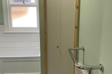 Ejemplo de cuarto de baño a medida mediterráneo pequeño con armarios con paneles lisos