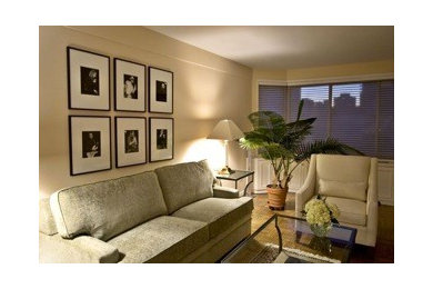 Идея дизайна: парадная, открытая гостиная комната среднего размера в стиле неоклассика (современная классика) с бежевыми стенами и светлым паркетным полом без телевизора