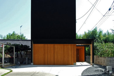 Ejemplo de fachada negra y negra moderna de dos plantas con tejado de un solo tendido y tejado de metal