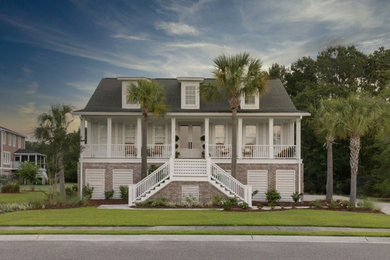 Example of a classic exterior home design in Charleston