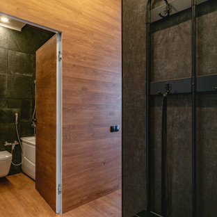 Réalisation d'une petite entrée bohème avec un couloir, un sol en vinyl, une porte simple et une porte marron.