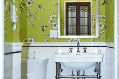 ニューヨークにあるラグジュアリーな中くらいなトランジショナルスタイルのおしゃれなトイレ・洗面所 (白いキャビネット、分離型トイレ、白いタイル、サブウェイタイル、緑の壁、モザイクタイル、コンソール型シンク、白い床、白い洗面カウンター、独立型洗面台、壁紙) の写真