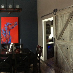 トロントの中サイズのインダストリアルスタイルのLDKの画像 (グレーの壁、無垢フローリング、暖炉なし、茶色い床)