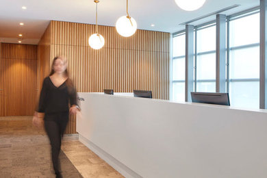Imagen de despacho industrial con paredes blancas, moqueta y suelo beige
