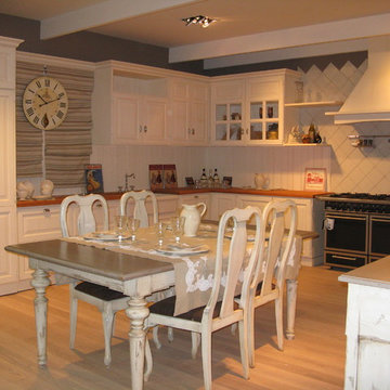 Cucina gusto Provenzale laccata,con boiserie e piano lavoro in legno massello