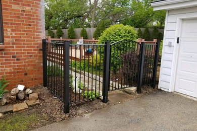 Photo of a small traditional side yard landscaping in Milwaukee.
