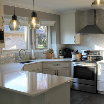 Starmark Kitchen in Bridgeport White w/ 5 Piece Drawers
