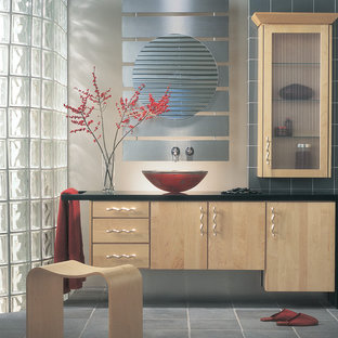 Badezimmer mit grauen Fliesen und Terrakottafliesen Ideen, Design