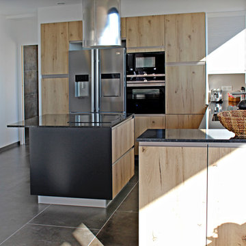 Cuisine contrastée en noir et bois à Toulon
