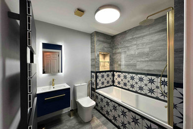 This is an example of a large modern bathroom in London.