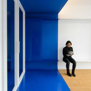 他の地域の小さいモダンスタイルのおしゃれなホームオフィス・仕事部屋 (青い壁、コンクリートの床、青い床) の写真