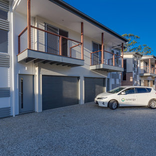 ブリスベンのモダンスタイルのおしゃれな家の外観 (コンクリート繊維板サイディング、陸屋根、タウンハウス、金属屋根) の写真