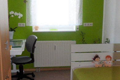 Ejemplo de dormitorio infantil contemporáneo pequeño