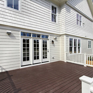 ワシントンD.C.の大きいおしゃれな裏庭のデッキの写真