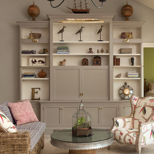 Diseño de salón abierto, mediterráneo, de tamaño medio, sin chimenea, con paredes grises, suelo de piedra caliza y televisor retractable