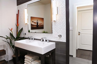 Example of a minimalist bathroom design in Denver