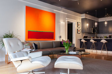 Imagen de salón abierto minimalista de tamaño medio sin chimenea con paredes blancas, suelo de madera clara y televisor independiente