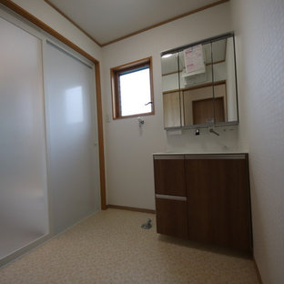 Esempio di un bagno di servizio moderno di medie dimensioni con ante marroni e top viola