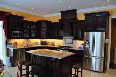 Kitchen - traditional kitchen idea in Toronto