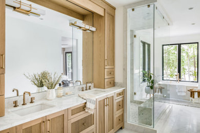 Foto di una stanza da bagno stile marino con vasca freestanding, top in quarzite e due lavabi