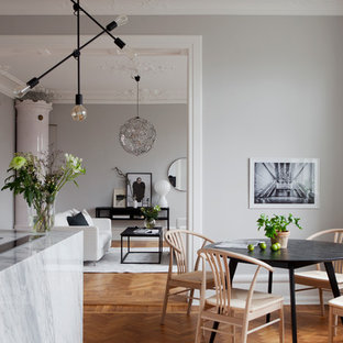 Idéer för ett skandinaviskt kök med matplats, med grå väggar, mellanmörkt trägolv och brunt golv