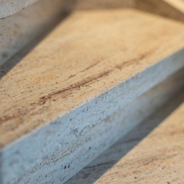 PVC, Teppich & Laminat raus. Treppenrenovierung mit Naturstein.