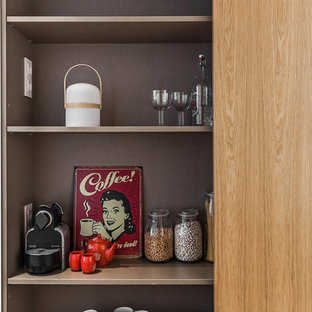 Contemporary kitchen pantry designs - Example of a trendy kitchen pantry design in Barcelona