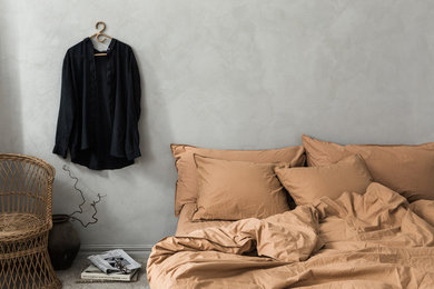 Nordisk inredning av ett sovrum, med grå väggar