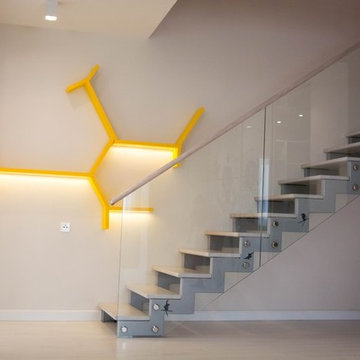Лестница с светодиодной подсветкой ступеней и ограждение со стеклом