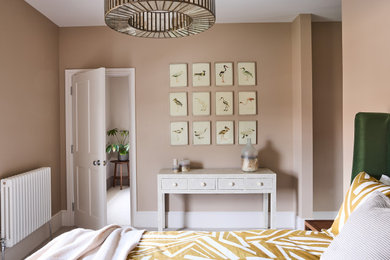 Aménagement d'une chambre contemporaine de taille moyenne avec un mur beige, aucune cheminée et un sol beige.