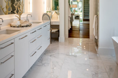 ヒューストンにあるトランジショナルスタイルのおしゃれな浴室 (白いキャビネット、白いタイル、白い壁、珪岩の洗面台、洗面台1つ) の写真