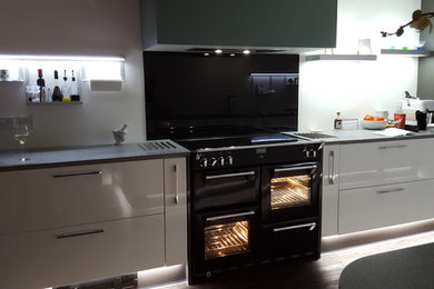 Foto de cocina comedor minimalista de tamaño medio con armarios con paneles lisos y puertas de armario blancas
