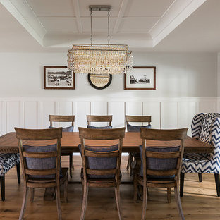 Ejemplo de comedor de estilo de casa de campo de tamaño medio