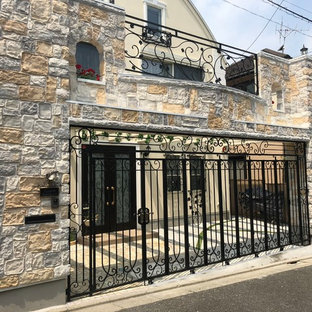 東京23区の地中海スタイルのおしゃれな家の外観 (ベージュの外壁) の写真