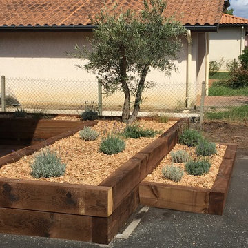 Réalisation d'un massif type méditerranéen en traverses de chemin de fer