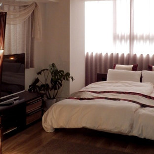 Idee per una camera matrimoniale etnica di medie dimensioni con pareti bianche, pavimento in vinile e pavimento marrone