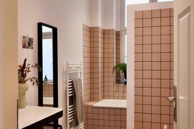 Mittelgroßes Modernes Badezimmer mit schwarzem Boden, Einzelwaschbecken und freistehendem Waschtisch in Berlin