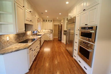 Kitchen - kitchen idea in Houston