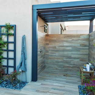 Design ideas for a large contemporary home design in Phoenix.