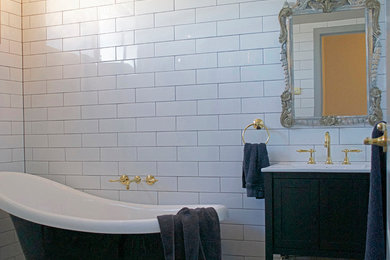 This is an example of a traditional bathroom in Newcastle - Maitland.
