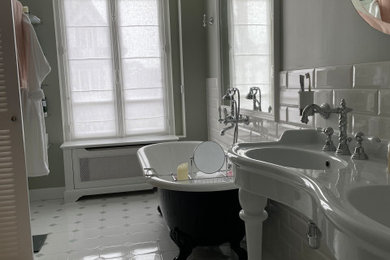 Inspiration pour une grande salle de bain marine pour enfant avec un placard sans porte, des portes de placard blanches, une baignoire sur pieds, un combiné douche/baignoire, un carrelage blanc, des carreaux de céramique, un mur gris, un sol en carrelage de céramique, un plan vasque, un plan de toilette en stratifié, un sol multicolore, un plan de toilette blanc, meuble double vasque et meuble-lavabo sur pied.