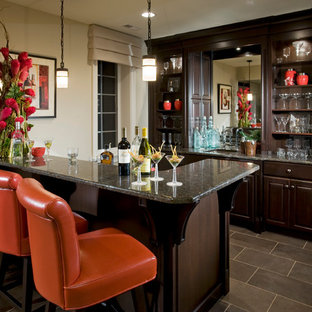 フィラデルフィアのトラディショナルスタイルのおしゃれなホームバー (スレートの床、グレーの床) の写真