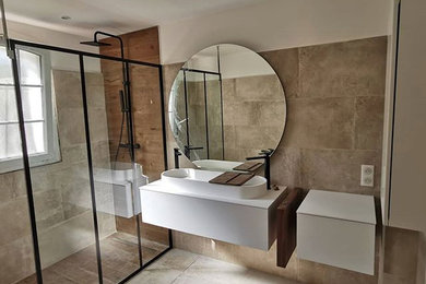 Exemple d'une salle de bain moderne de taille moyenne.