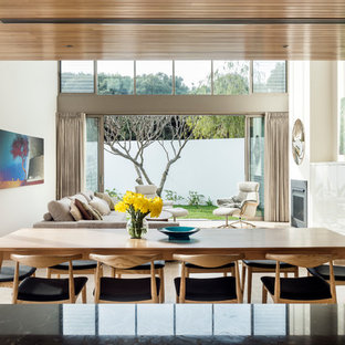 Skandinavisches Esszimmer mit beiger Wandfarbe und Travertin in Perth