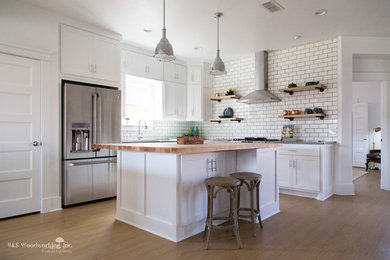 Design ideas for an arts and crafts kitchen in Austin.