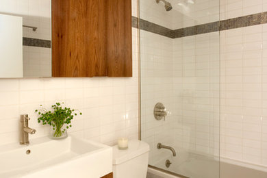 Bathroom - contemporary bathroom idea in New York