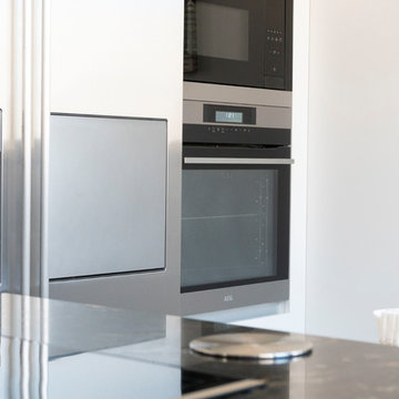 Cocina moderna, con isla y encimera de granito de cinco centímetros
