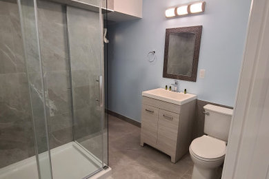 Example of a minimalist bathroom design