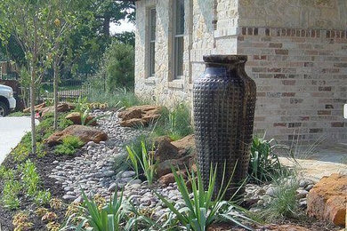 Photo of a traditional landscaping in Austin.