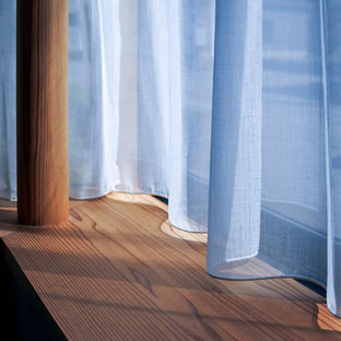 Ispirazione per una piccola camera matrimoniale etnica con pareti grigie, parquet chiaro, nessun camino e pavimento beige